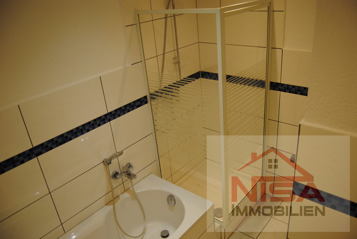 Bad mit Dusche und Badewanne